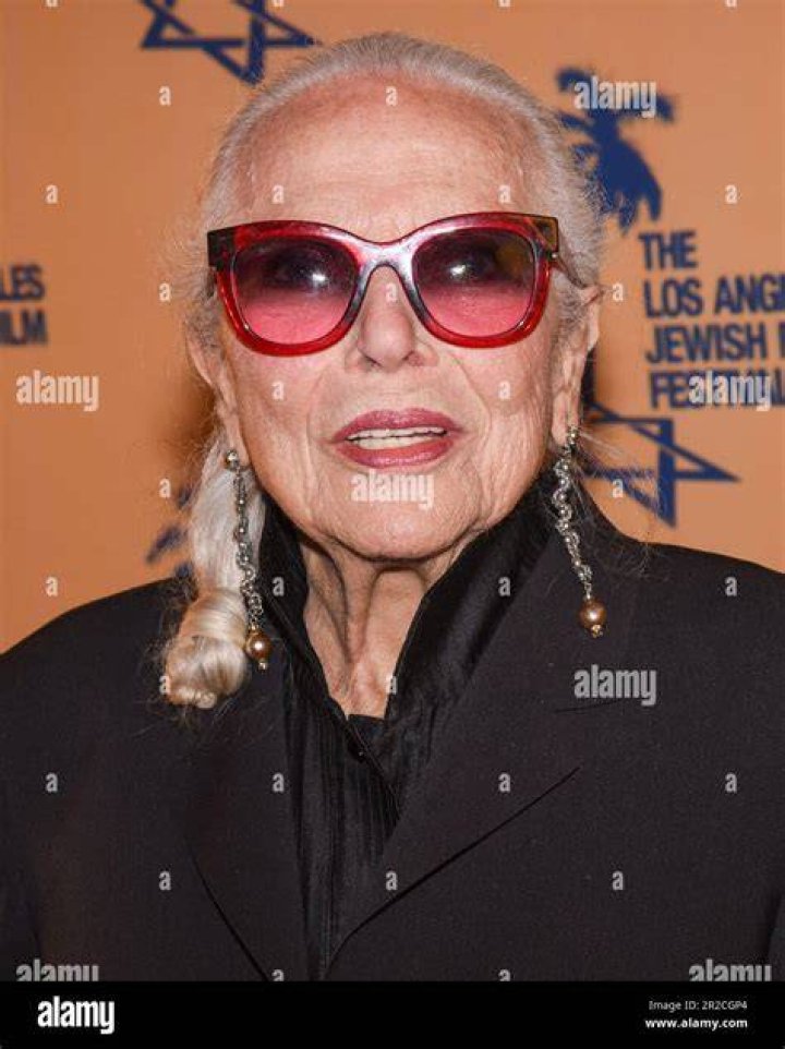 Barbara Bain Celebrity style inspiration, Celebrity hairstyles, Glamour