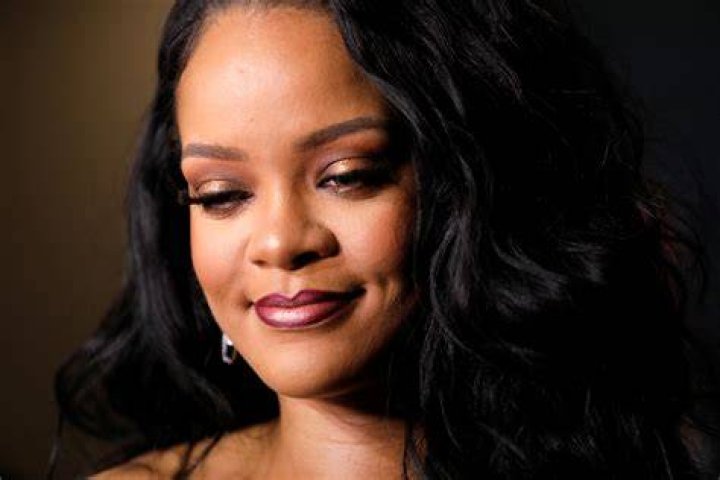 Children Pop superstar Rihanna shows up while breastfeeding News