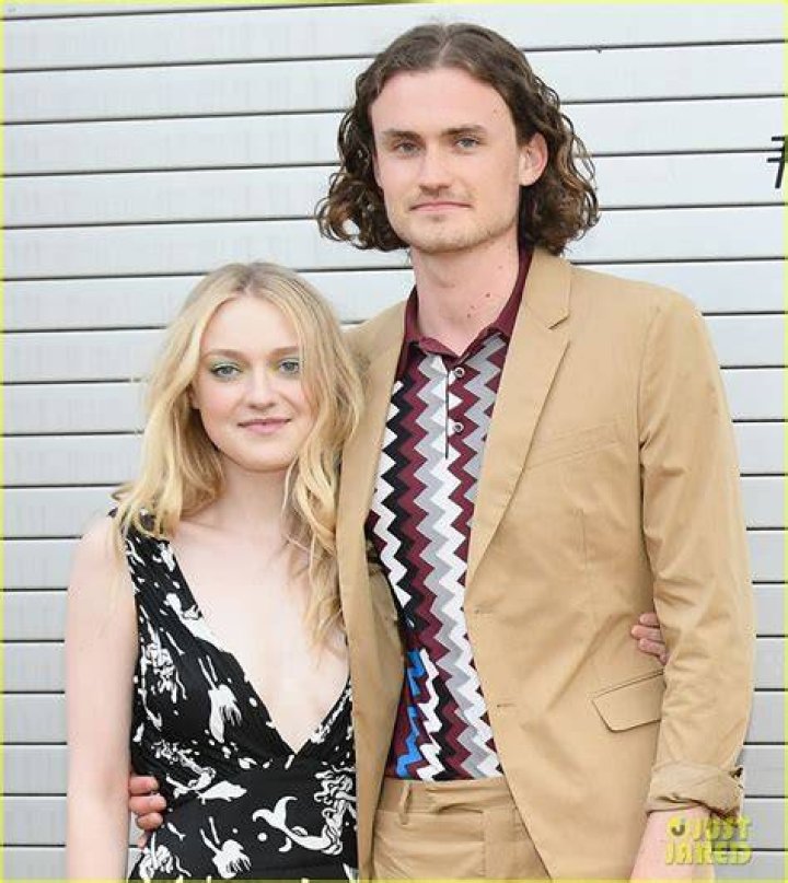 Dakota Fanning & Boyfriend Henry Frye Hang with Her Family Photo