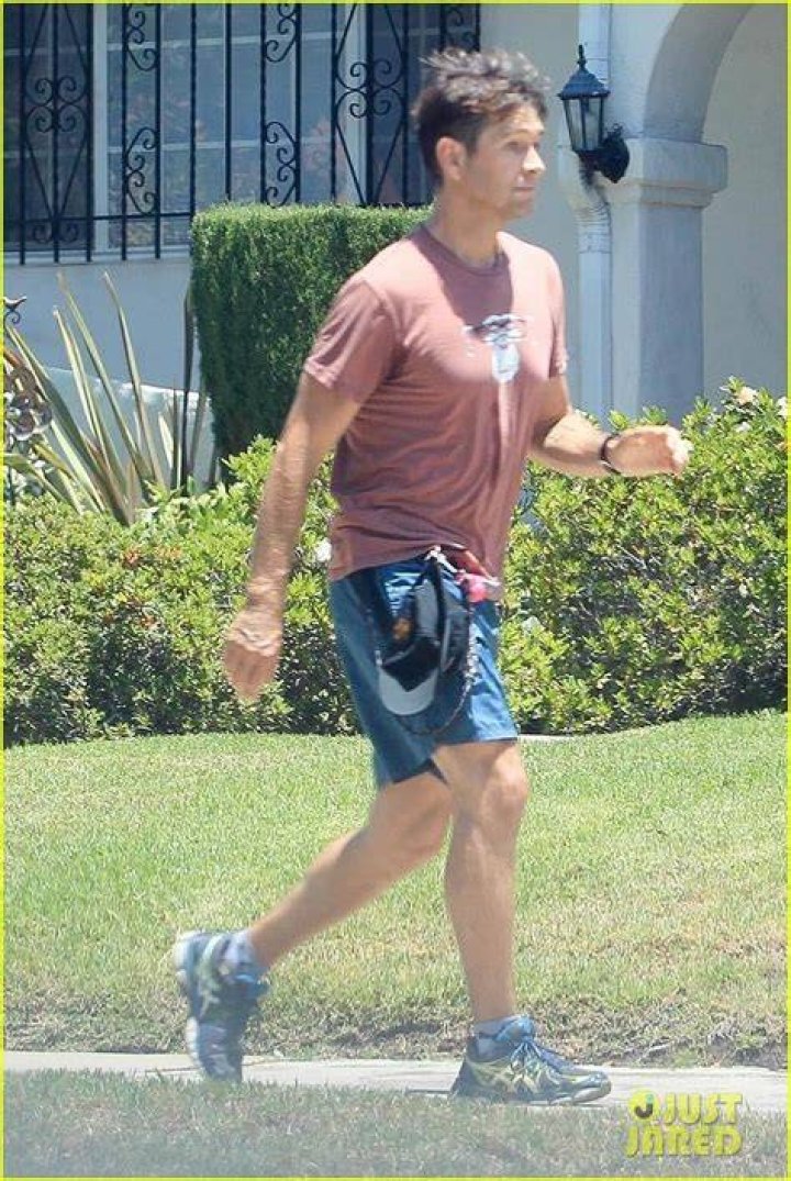 Photo antony starr outdoor workout 07 Photo 4465871 Just Jared